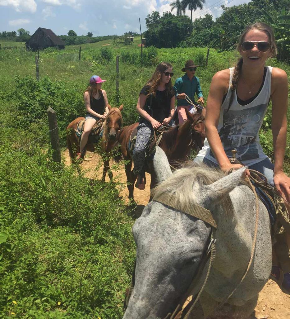 Reisende fra Acta på ridetur i Cuba Vinjales