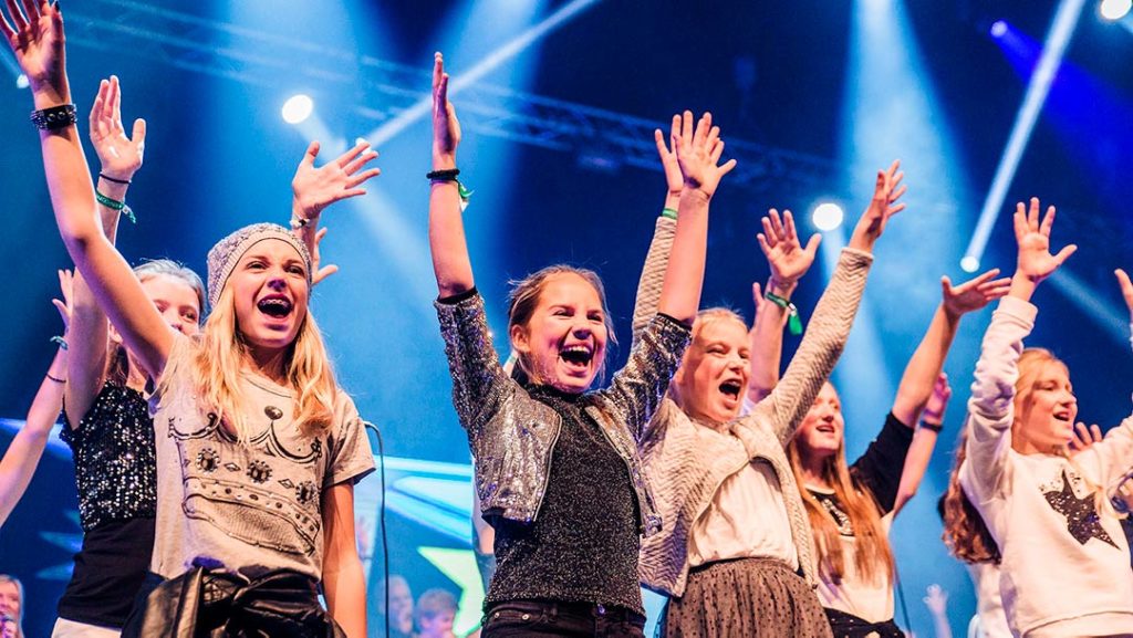 Jenter på scenen med hendene i været under Soul Children-festivalen 2016